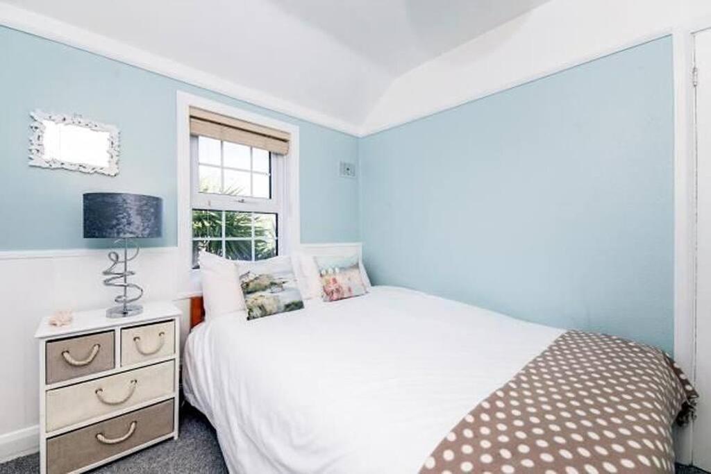 Sunrise! ~ 2 Bedrooms, Garden, Parking, Sea Views St Ives  Bagian luar foto